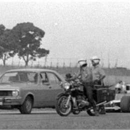 Un Dodge 1500 adelante de un McLaren