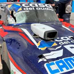 TC: ¡Que peligro! Una piedra se metió en el habitáculo y golpeó el casco de un piloto