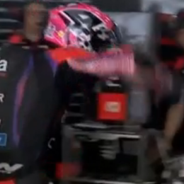 La furia de Aleix Espargaró en India, golpe a su moto y pedido de disculpas