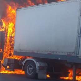 ¡Impactante! Se incendió un camión en la Ricchieri