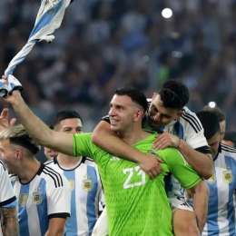 El Dibu Martínez y Marcos Acuña, a puro simulador en la concentración de Argentina