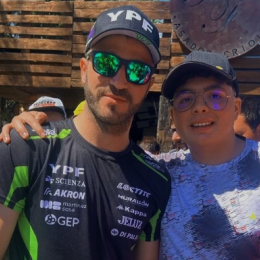 ¡Un lujo! El hincha que vio el Gran Premio de Qatar de F1 con Agustín Canapino