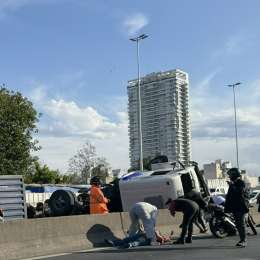 Colapso en la Avenida General Paz por el vuelco de un camión: hay un herido