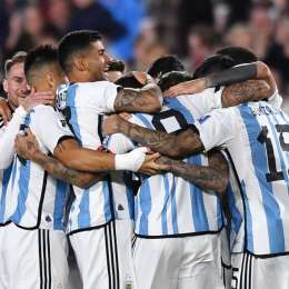 Un campeón de TC presenció el partido de Argentina-Paraguay en el Monumental