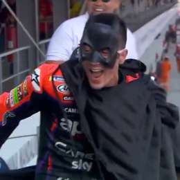 MotoGP: Maverick Viñales se vistió de Batman en el podio de Indonesia