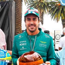 F1: la Fundación Fangio intercambió cascos con Fernando Alonso