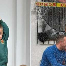 ¡Al jardín en un TC! Werner llevó el Ford a la escuela de su hijo