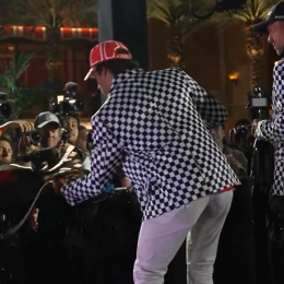 F1: ¡Sainz ganó un torneo de golf en Las Vegas pero rompió el trofeo!