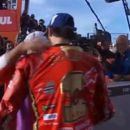 MotoGP: el fraternal abrazo entre Bagnaia y Martin luego de la definición