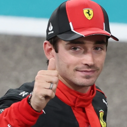 F1: ¡Inédito! Una fanática le regaló agua bendita a Leclerc para traerle suerte en 2024