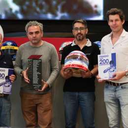 Esteban Tuero entregó un casco al Museo Fangio