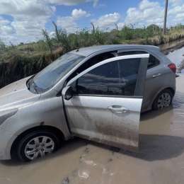 Una retroexcavadora salvó a un auto que se quedó estancado en plena Navidad