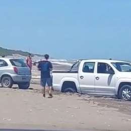¡Insólito! Una camioneta se quedó en la arena y fue rescatada por el vehículo menos pensado