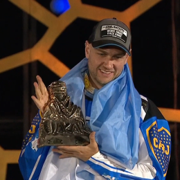Andujar recibió el trofeo del Dakar 2024 con la bandera argentina en el podio