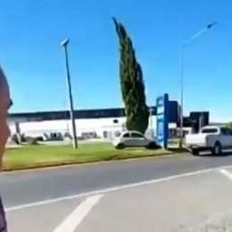 ¡Insólito! Estaban presentando un dispositivo de seguridad y un auto lo arruinó en vivo