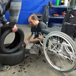 ¡Un ejemplo de superación! Lalo Vrech y su vida como mecánico en silla de ruedas