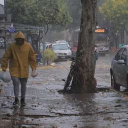 Calles inundadas y Subtes con demoras por las fuertes tormentas