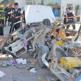 Una mujer policía estaba cargando gas y explotó el auto lleno de cocaína