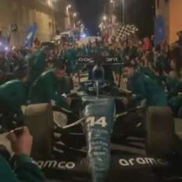 ¡Tremenda carroza! El F1 de Fernando Alonso "giró" en un carnaval