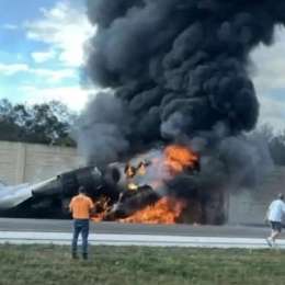 Un avión intentó aterrizar en una autopista y se estrelló: hay dos muertos