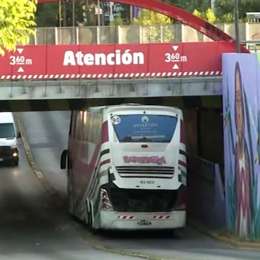 ¡Insólito! Un micro intentó cruzar un paso bajo nivel, quedó trabado y rompió el techo