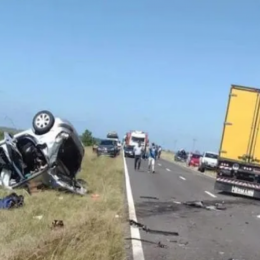 Tragedia en Corrientes: murieron una pareja policía y sus tres hijos tras chocar con un camión