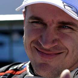 Werner y un ayudante de lujo en el taller de su equipo de TC