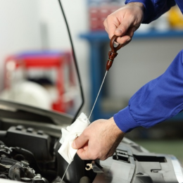 ¿Qué pasa si le pongo al motor más aceite de lo que debería?