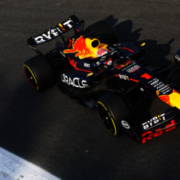 F1: Checo Pérez empezó con llamas en su RB20. ¿Qué pasó?