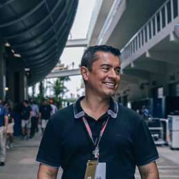 IndyCar: ¡Ya es un argentino más! Canapino y Juncos le dieron de probar alfajores a Grosjean