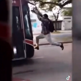 Insólito: un hombre se colgó del espejo de un colectivo luego de que no frenara