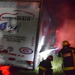 Se incendió un camión con dos autos de Turismo Carretera