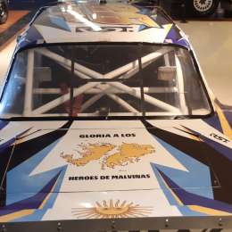 El Torino con un homenaje a los héroes de Malvinas que está en el Museo Fangio