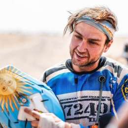 Ganó el Dakar, cobró su premio, compró cascos y los donó