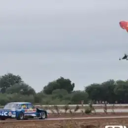 Insólito: un parapentista se fue encima de un auto en plena carrera