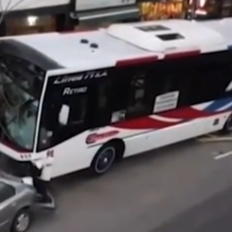 Un colectivero se desmayó y chocó contra un poste de luz: hay 5 heridos