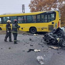 Fuerte accidente entre un colectivo y auto en Ruta 202 altura Campo de Mayo: un muerto