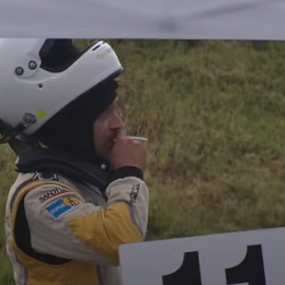 ¡Insólito! Se prendió un cigarrillo luego de que se incendie su auto en las 24 Horas de Nürburgring