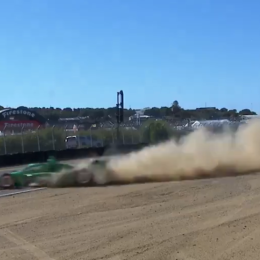 IndyCar: Armstrong quedó cruzado tras un toque y lo esquivaron de milagro