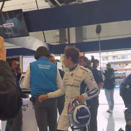 F1: el saludo de Colapinto con los miembros de Williams tras girar en Silverstone