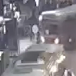 Un micro escolar atropelló a un ciclista en Ciudadela y terminó incrustado en un comercio