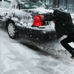 Consejos para manejar en la nieve: qué hacer y cuáles maniobras evitar