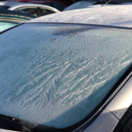 ¡Adiós a la escarcha! Trucos para quitarla de tu auto de forma segura y efectiva