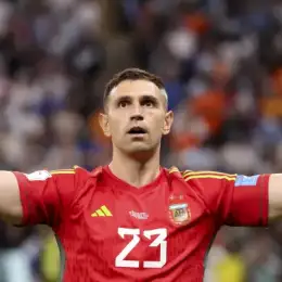 ¡Un fanático del automovilismo! El Dibu Martínez se divierte jugando al Daytona