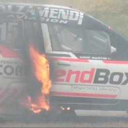 El auto de Agustín Martín ¡EN LLAMAS! en la carrera de la Clase 2 del Turismo Pista