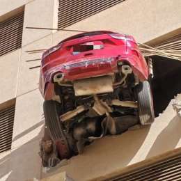 Insólito: hizo marcha atrás y dejó el auto colgando de un tercer piso