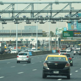 La Ciudad libera el peaje para los autos eléctricos y les cobra la mitad a los híbridos