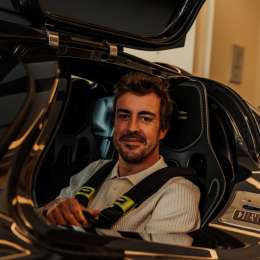 Fernando Alonso recibió su propio Aston Martin Valkyrie personalizado