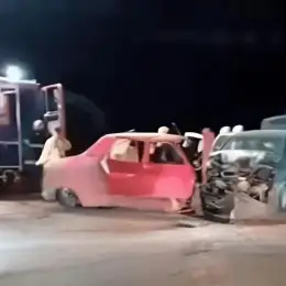 Impactante choque entre una Chevrolet Meriva y un Renault 12: cuatro muertos