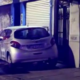 Conducía borracho, chocó contra un árbol y terminó arriba de la vereda